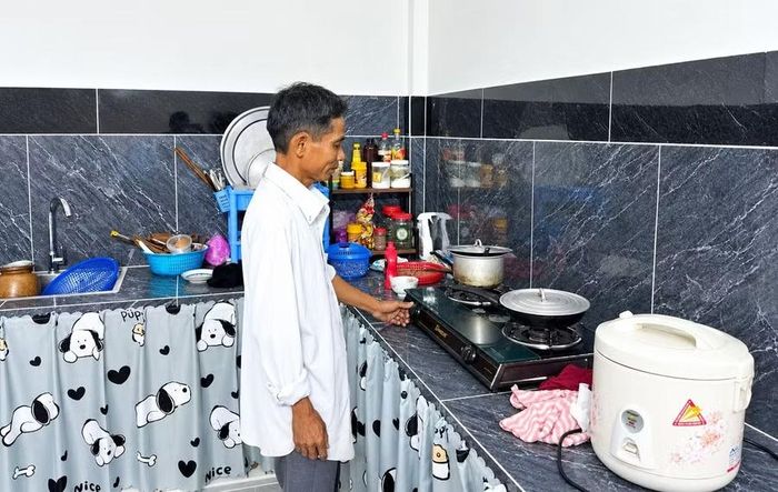  Ông Trần Ngọc Hữu và các thành viên trong gia đình phấn khởi khi có căn nhà mới kiên cố, đảm bảo an toàn, nhất là khi mùa mưa bão đang đến gần. Ảnh: V.L 