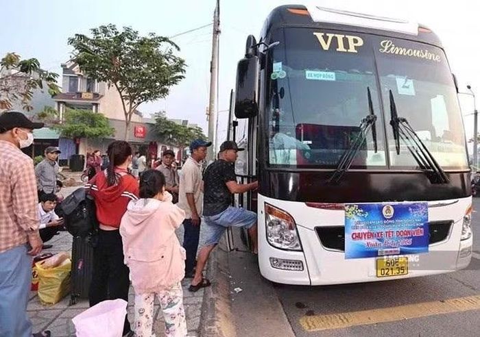  Đoàn viên, người lao động về quê đón Tết cùng gia đình trên chuyến xe Tết đoàn viên năm 2026. Ảnh: HAC/LĐO 