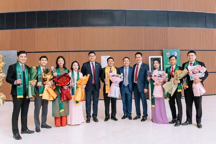  8 doanh nhân trẻ Gia Lai được vinh danh tại lễ trao danh hiệu Doanh nhân trẻ khởi nghiệp xuất sắc 2026, gồm 1 Top 10 và 7 Top 100, do Trung ương Hội Liên hiệp Thanh niên Việt Nam và Hội Doanh nhân trẻ Việt Nam tổ chức tại Hải Phòng, tháng 6-2026. Ảnh: ĐVCC 