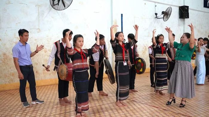  Giáo viên Trường Phổ thông Dân tộc nội trú THCS Đak Đoa (xã Đak Đoa) hướng dẫn học sinh tập luyện cồng chiêng, múa xoang. Ảnh: Chu Hằng 