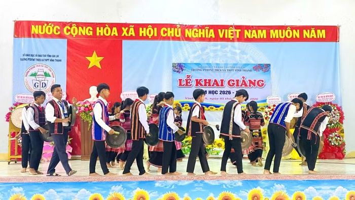  Học sinh Trường Phổ thông Dân tộc nội trú THCS và THPT Vĩnh Thạnh (xã Vĩnh Thạnh) biểu diễn cồng chiêng, múa xoang trong lễ khai giảng năm học 2026 - 2027. Ảnh: ĐVCC 