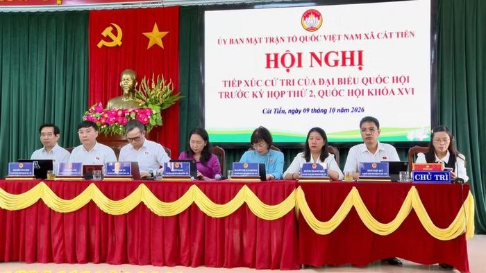 Các đại biểu Quốc hội tỉnh Gia Lai tiếp xúc cử tri xã Cát Tiến. Ảnh: Nhật Trường