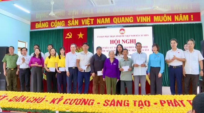 Đoàn đại biểu Quốc hội tỉnh tặng quà cho các gia đình chính sách tiêu biểu. Ảnh: Nhật Trường