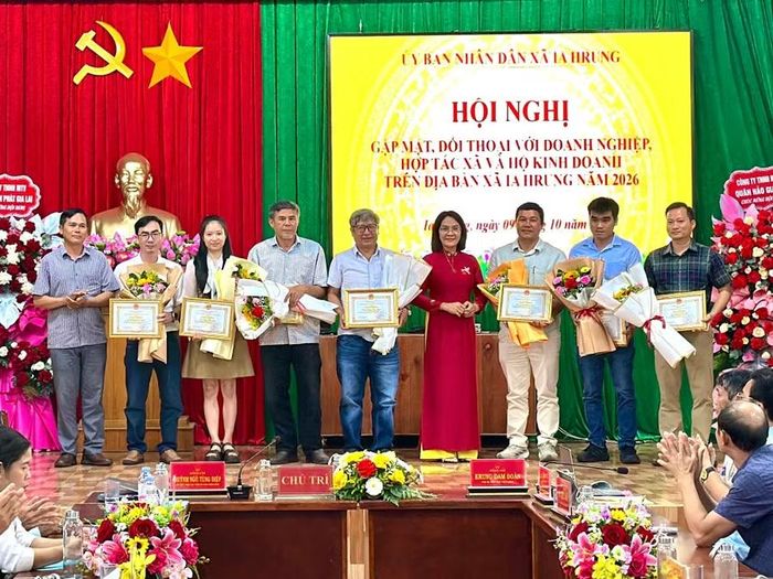  Chủ tịch UBND xã tặng giấy khen cho các cá nhân có nhiều đóng góp tích cực cho sự nghiệp phát triển kinh tế và công tác đảm bảo an sinh xã hội tại địa phương. Ảnh: Hà Duy 