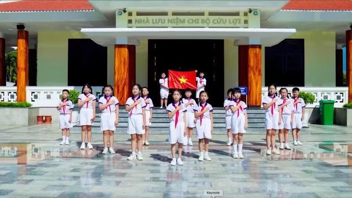 Học sinh Gia Lai hát Quốc ca tại địa chỉ đỏ. Ảnh cắt từ clip