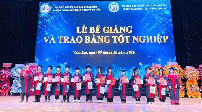  Trao bằng tốt nghiệp trung cấp khóa học 2024-2026. Ảnh: T.D 