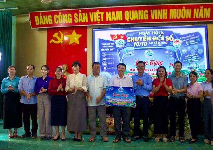  Trao tặng 11 máy tính cho các thôn, buôn trên địa bàn xã. Ảnh: Vũ Chi 