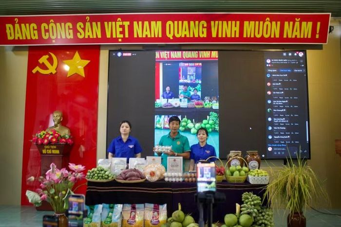  Phiên livestream giới thiệu sản phẩm OCOP và nông sản địa phương tại Ngày hội. Ảnh: Vũ Chi 