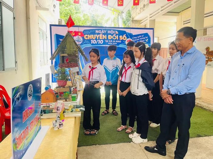  Học sinh giới thiệu về mô hình STEM tại Ngày hội Chuyển đổi số. Ảnh: Vũ Chi 