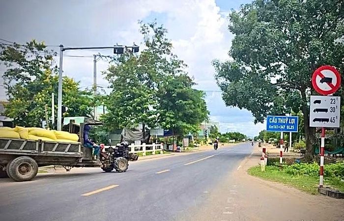 Cầu Thủy Lợi (xã Phú Thiện) hiện đang cắm biển hạn chế tải trọng, được Sở Xây dựng đề xuất xây dựng mới. Ảnh: M.P