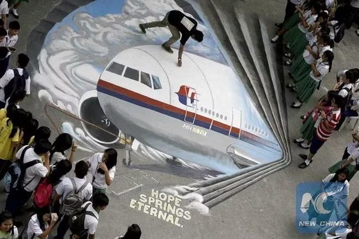  Học sinh Philippines đứng trước tác phẩm về chuyến bay MH370 mất tích, ngày 17-3-2014. Ảnh: Xinhua 