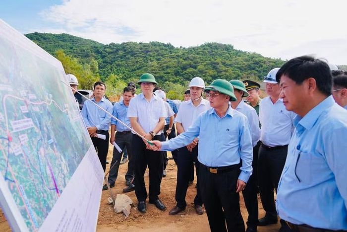  Bí thư Tỉnh ủy Thái Đại Ngọc (hàng đầu, thứ 2 từ phải sang) kiểm tra tiến độ tuyến đường kết nối cao tốc Bắc - Nam với Bến cảng Phù Mỹ ngày 18-8-2026. Ảnh: N.H 
