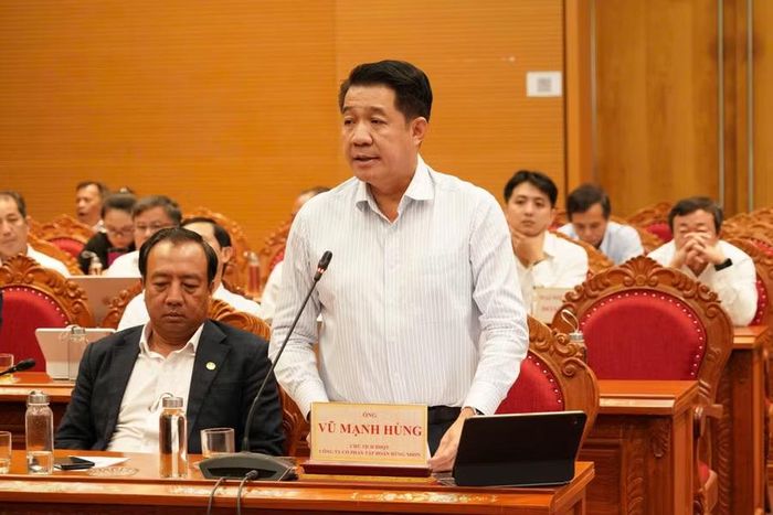  Ông Vũ Mạnh Hùng - Chủ tịch HĐQT Tập đoàn Hùng Nhơn kiến nghị tại hội nghị. Ảnh: Quang Tấn 