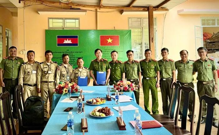 Công an xã Ia O và Công an xã Nhang ký kết chương trình phối hợp đảm bảo an ninh trật tự khu vực biên giới. Ảnh: H.T