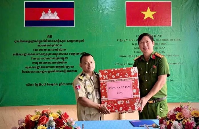 Công an xã Ia O tặng quà cho Công an xã Nhang, thắt chặt tình đoàn kết, hữu nghị giữa 2 đơn vị. Ảnh: H.T