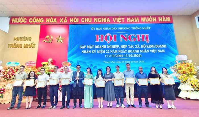  12 doanh nghiệp, hộ kinh doanh được nhận giấy khen của Chủ tịch UBND phường Thống Nhất vì có thành tích tiêu biểu, đóng góp tích cực vào sự phát triển kinh tế - xã hội của địa phương năm 2026. Ảnh: Phương Thảo 