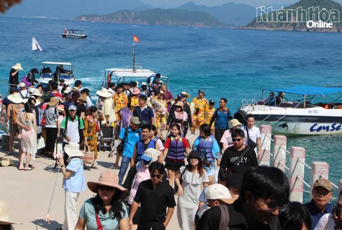 Đông đảo du khách tham quan, nghỉ dưỡng tại đảo Hòn Mun.