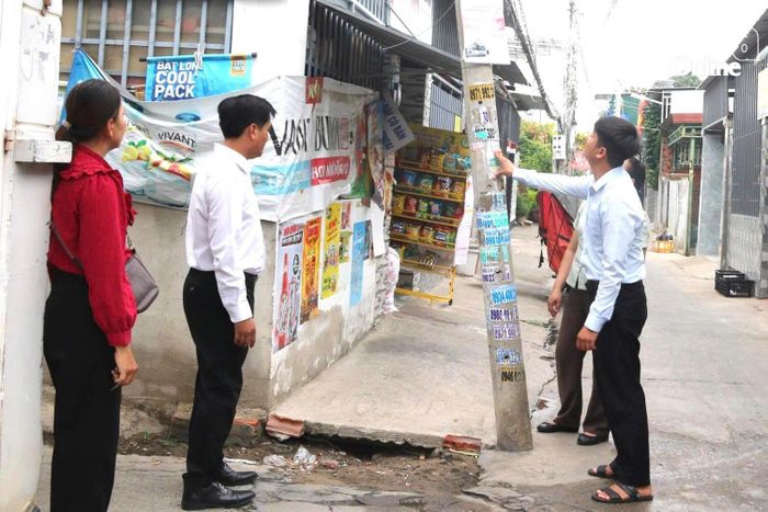 Sau phản ánh của người dân về trụ điện bị nghiêng, đại diện Ban Công tác Mặt trận và Tổ dân phố 21, phường Phan Rang đã trực tiếp kiểm tra thực tế.