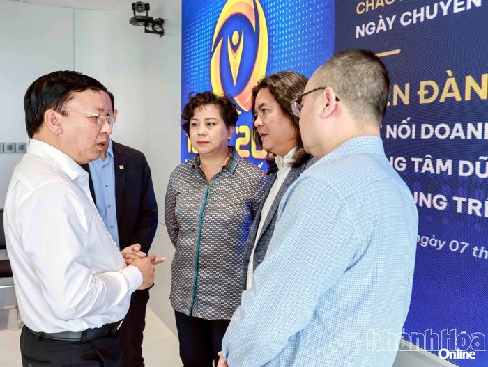 Phó Chủ tịch UBND tỉnh Lê Huyền trao đổi với các chuyên gia và doanh nghiệp công nghệ về phát triển hạ tầng số.