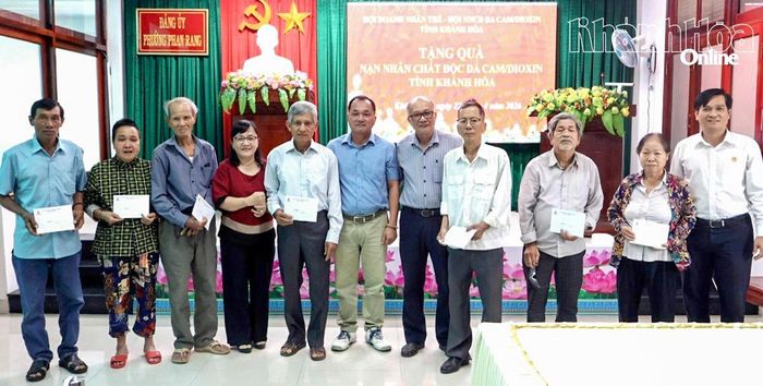Đại diện Hội Nạn nhân chất độc da cam/dioxin tỉnh tặng quà cho hội viên tại phường Phan Rang.