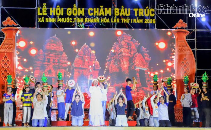 Khoảng 130 nghệ sĩ, diễn viên quần chúng tham gia biểu diễn 15 tiết mục trong chương trình nghệ thuật khai mạc "Hồn gốm Bàu Trúc".