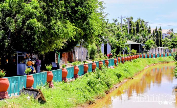 Dịp này, người dân và du khách còn có thể tham quan, check-in trên con đường được trang trí với 136 chum gốm dọc kênh Nam.
