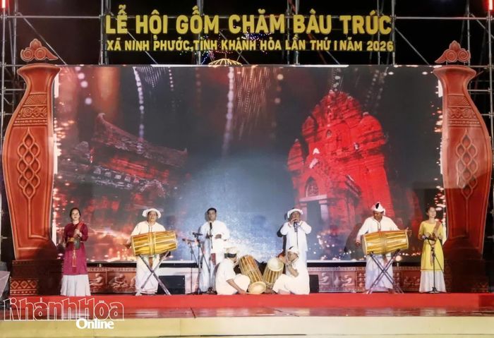 Các nghệ sĩ và diễn viên quần chúng tích cực tập luyện, hoàn thiện chương trình nghệ thuật phục vụ lễ khai mạc.