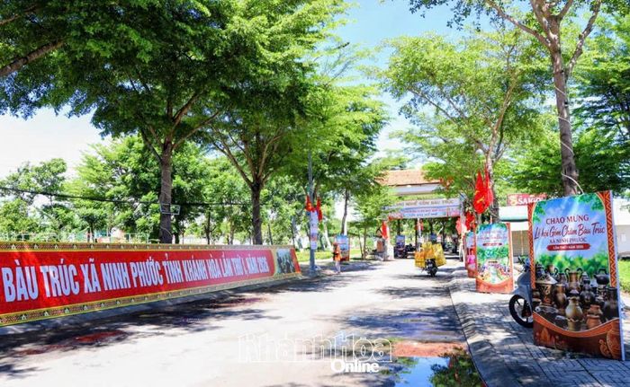 Làng gốm Bàu Trúc được chỉnh trang, trang trí để phục vụ lễ hội.