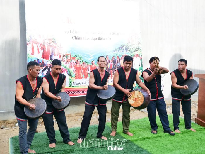 Tiết mục múa mã la của các nghệ nhân Raglai xã Phước Hà tại lễ rước y trang nữ thần Pô Inư Nưgar.