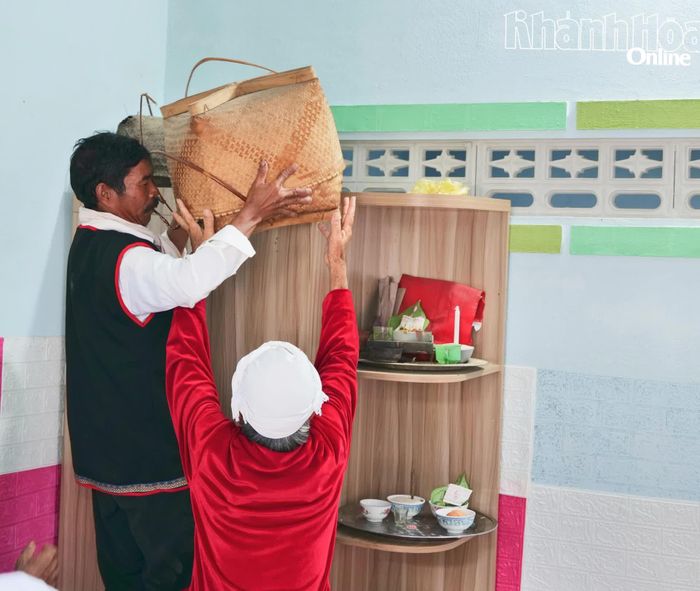 Đại diện các gia đình Raglai lưu giữ y trang trao y trang nữ thần Pô Inư Nưgar cho Ban Phong tục để thực hiện nghi lễ rước theo truyền thống.