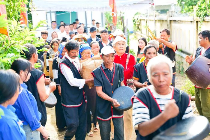 Ban Phong tục cùng các gia đình Raglai lưu giữ y trang đưa y trang nữ thần Pô Inư Nưgar từ xã Phước Hà về xã Phước Hữu để thực hiện các nghi lễ Katê truyền thống. Ảnh: THANH XUÂN.