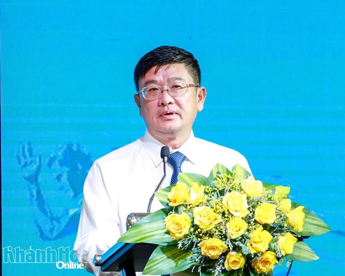 Ông Lê Hoàng Triều - Giám đốc Báo và Phát thanh, Truyền hình Khánh Hòa, Trưởng Ban tổ chức giải phát biểu tại buổi họp báo.
