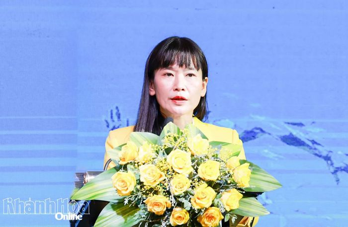 Bà Trịnh Thị Hồng Vân - Chủ tịch Hội đồng thành viên Công ty TNHH Nhà nước Một thành viên Yến Sào Khánh Hòa phát biểu tại buổi họp báo.