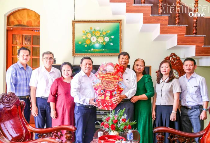 Đồng chí Lâm Đông tặng quà chúc mừng gia đình ông Châu Thăng Long.