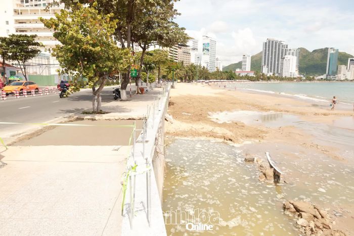 Khu vực thi công xử lý thoát nước mặt (đọng cục bộ) trên đường Phạm Văn Đồng khi trời mưa.