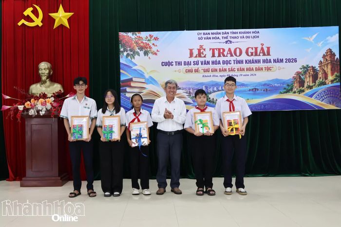 Đại diện ban tổ chức trao giải ba cho các thí sinh.