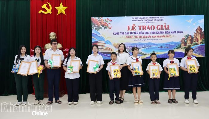 Đại diện ban tổ chức trao giải khuyến khích cho các thí sinh.