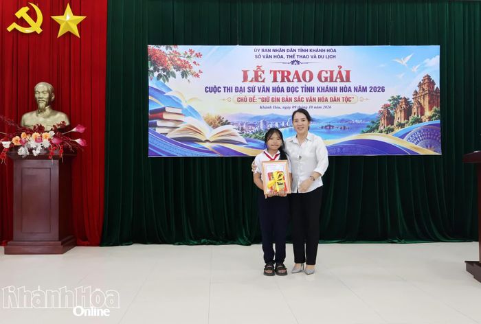 Đại diện ban tổ chức trao giải nhì cho thí sinh.
