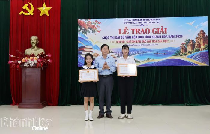 Lãnh đạo Thư viện tỉnh Khánh Hòa trao giấy khen của Sở Văn hóa, Thể thao và Du lịch cho 2 thí sinh có thành tích xuất sắc trong cuộc thi.