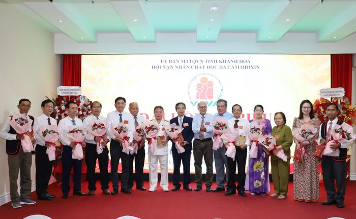 Lãnh đạo Hội Nạn nhân chất độc da cam/dioxin tỉnh tặng hoa và quà cảm ơn các thành viên tham gia Ban Chấp hành nhiệm kỳ trước.