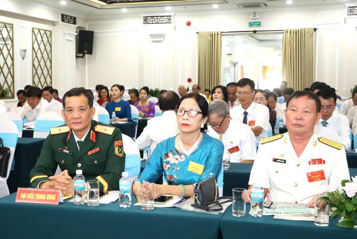 Thiếu tướng, Tiến sĩ Đỗ Hồng Lâm cùng các đại biểu tham dự đại hội.