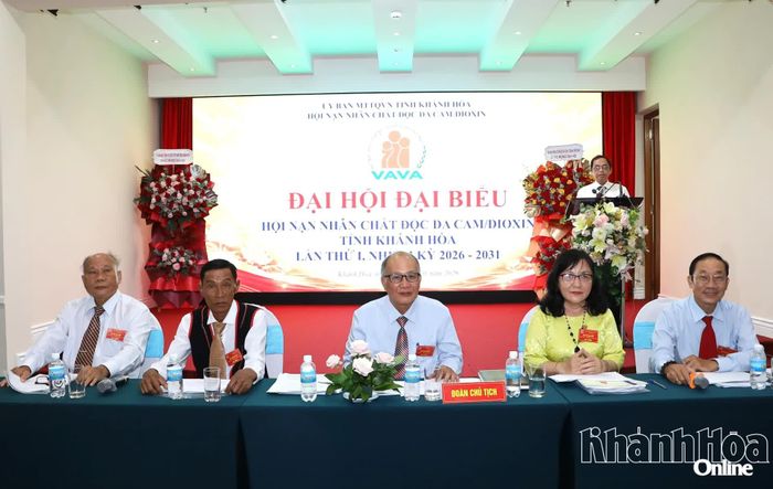 Đoàn chủ tịch điều hành đại hội.