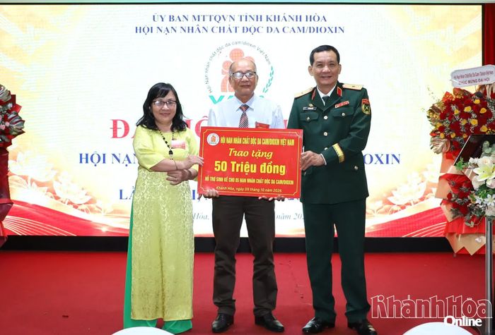 Thiếu tướng, Tiến sĩ Đỗ Hồng Lâm trao bảng tượng trưng 50 triệu đồng hỗ trợ sinh kế cho nạn nhân chất độc da cam.
