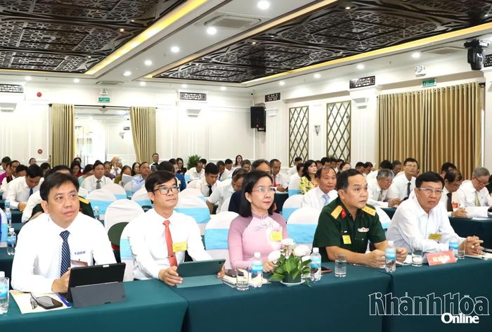Đồng chí Nguyễn Văn Hòa và các đại biểu tham dự đại hội.