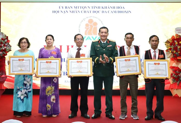 Thiếu tướng, Tiến sĩ Đỗ Hồng Lâm trao bằng khen cho các tập thể, cá nhân xuất sắc.