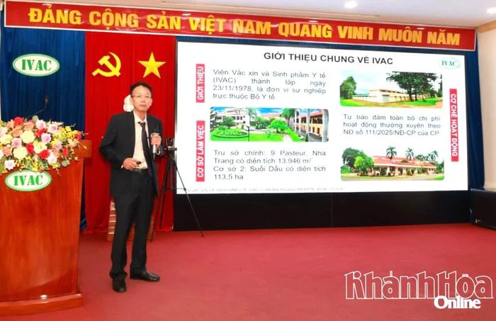 Tiến sĩ Dương Hữu Thái - Viện trưởng Viện Vắc xin và Sinh phẩm y tế trình bày tham luận tại hội thảo.