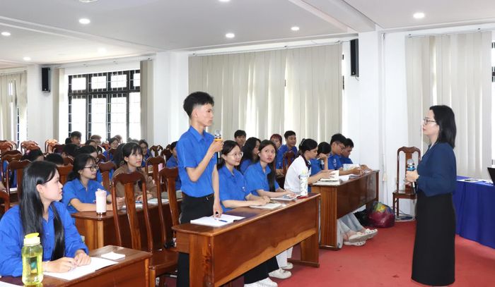 Giảng viên và sinh viên Trường Đại học Khánh Hòa trao đổi trong một buổi học.