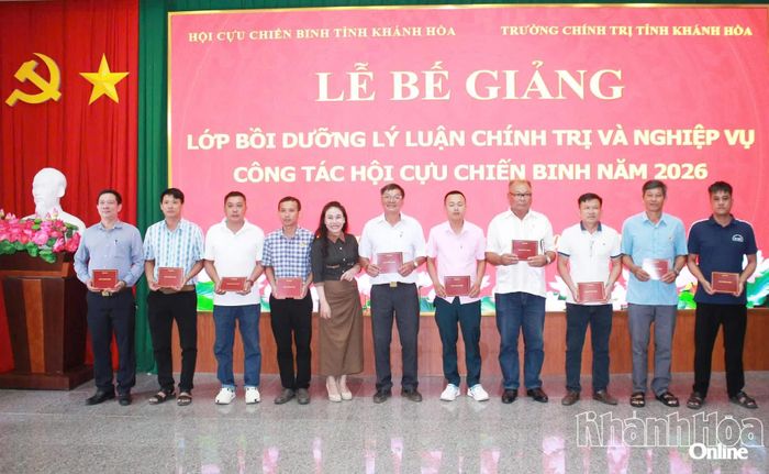 Lãnh đạo Trường Chính trị tỉnh trao giấy chứng nhận cho các học viên.