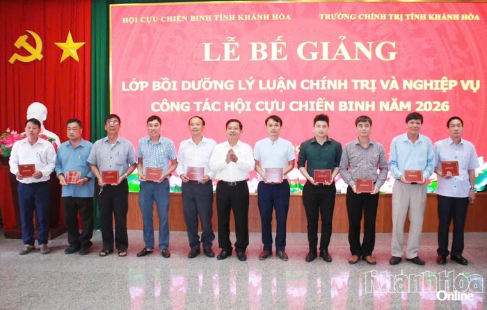 Lãnh đạo Hội Cựu chiến binh tỉnh Khánh Hòa trao giấy chứng nhận cho các học viên.