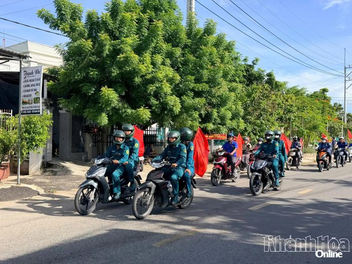 Các lực lượng diễu hành tuyên truyền lưu động trên địa bàn xã.